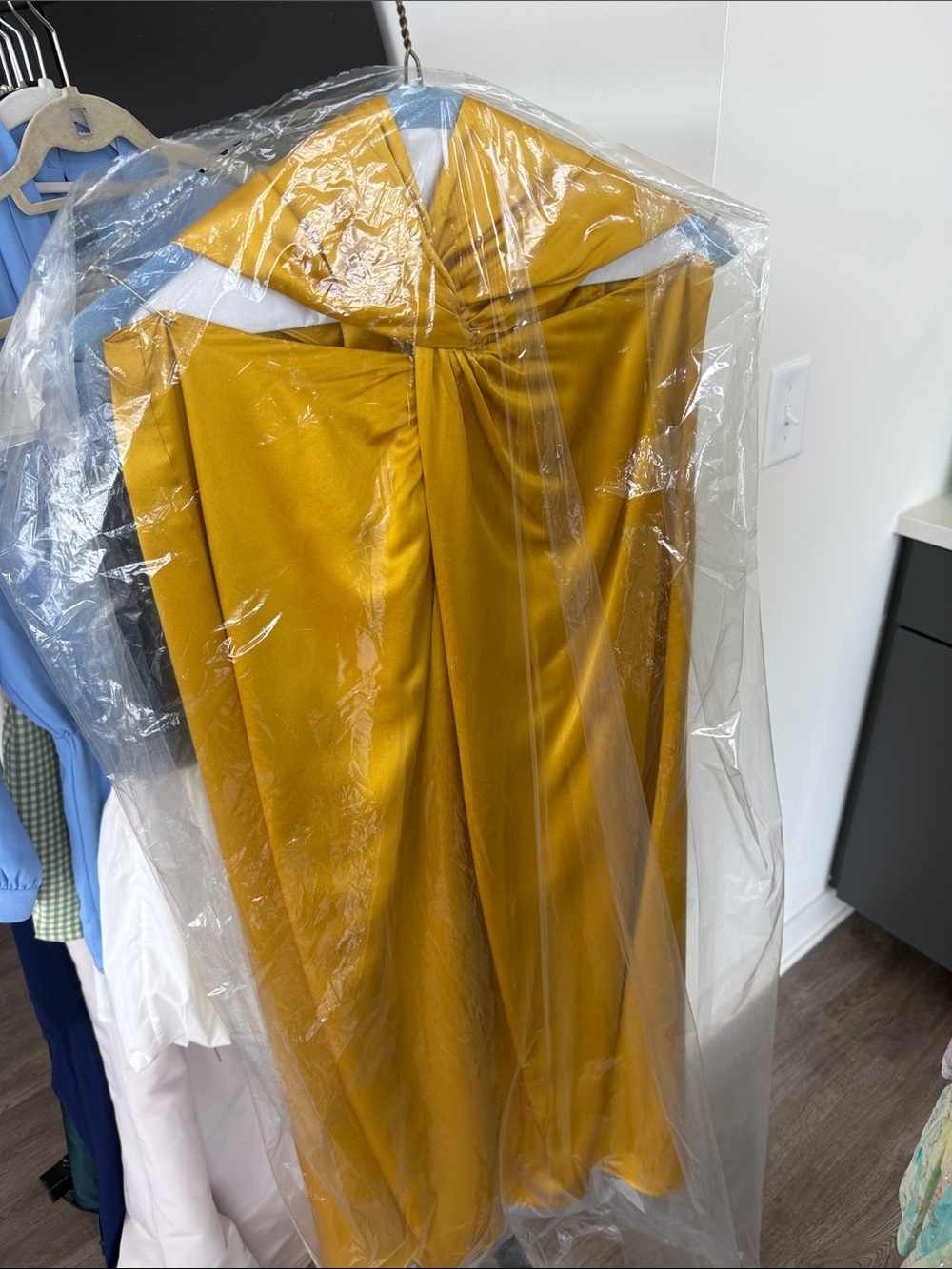 Reformation dress: gold event dress. Halter top (size 4). FRESHLY DRY CLEANED - Picture 11 of 11